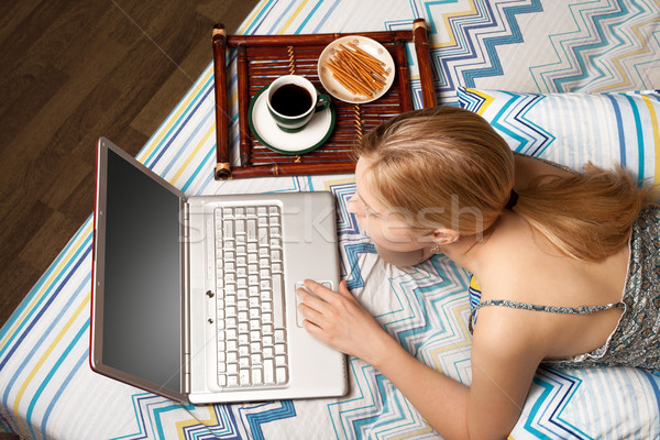 Frau Bett Laptop schönen blond weiblichen Stock foto © leedsn