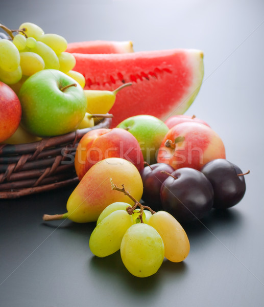 Fruits fraîches osier panier Photo stock © Leftleg