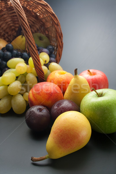 [[stock_photo]]: Fruits · fraîches · osier · panier · gris