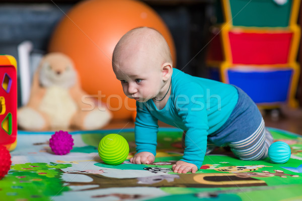 Drăguţ copil joc colorat jucării Imagine de stoc © Len44ik