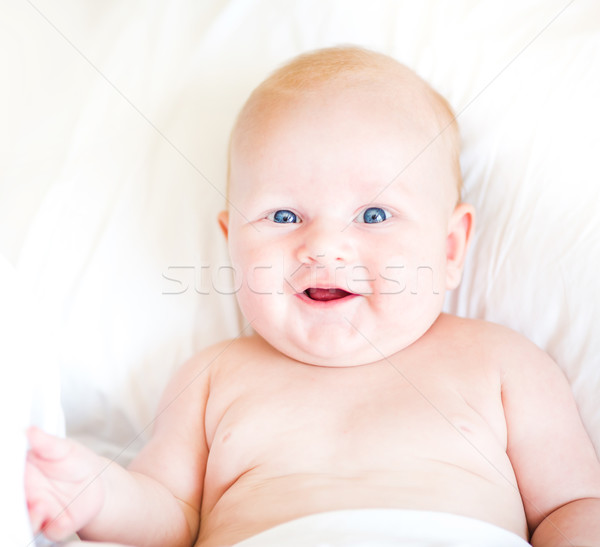 Pasnic nou-nascut copil pat zâmbitor alb Imagine de stoc © Len44ik
