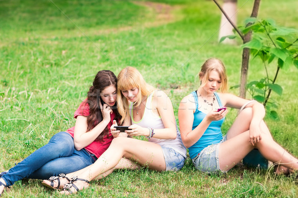 Stock foto: Gruppe · glücklich · lächelnd · jugendlich · Studenten · Freien