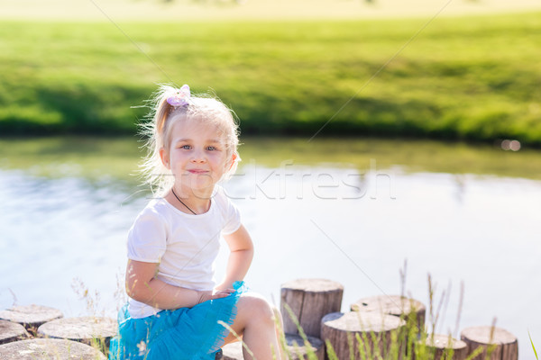 Cute kleines Mädchen Sitzung See Sommerzeit Natur Stock foto © Len44ik