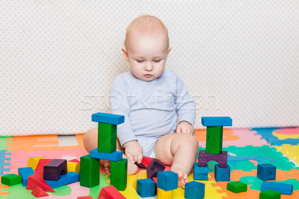 Cute weinig baby spelen kleurrijk speelgoed Stockfoto © Len44ik