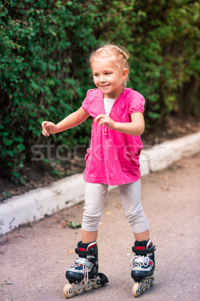 Kleines Mädchen Schlittschuhe Park Skating erste Versuch Stock foto © Len44ik