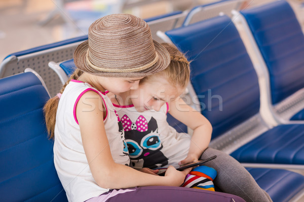 Szczęśliwy dzieci czeka lotu wewnątrz lotniska Zdjęcia stock © Len44ik