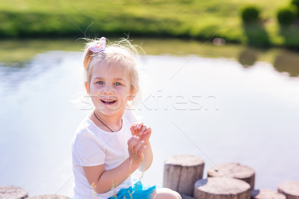 Foto d'archivio: Cute · bambina · seduta · lago · ora · legale · natura