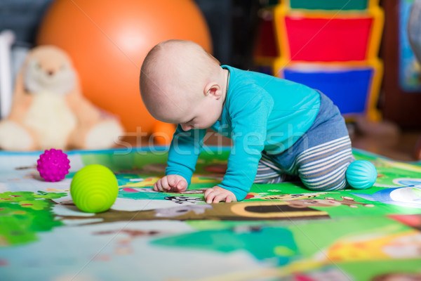 Cute weinig baby spelen kleurrijk speelgoed Stockfoto © Len44ik