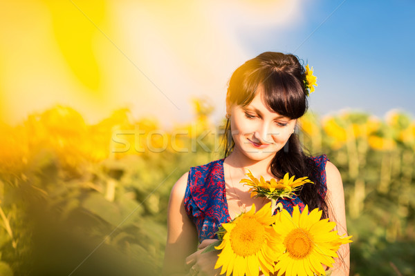 Foto stock: Jovem · bela · mulher · girassol · campo · buquê · girassóis