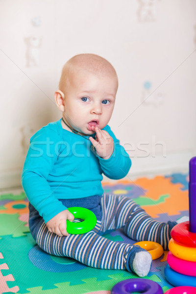 Cute weinig baby spelen kleurrijk speelgoed Stockfoto © Len44ik