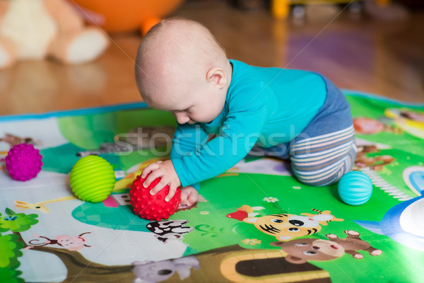 Cute weinig baby spelen kleurrijk speelgoed Stockfoto © Len44ik