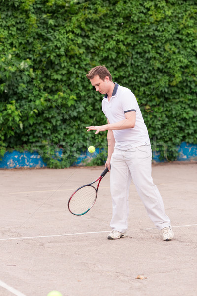 Ekspresyjny młody człowiek gry tenis zewnątrz charakter Zdjęcia stock © Len44ik