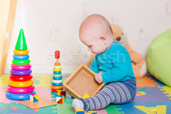 Cute weinig baby spelen kleurrijk speelgoed Stockfoto © Len44ik