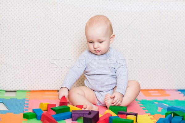 Cute weinig baby spelen kleurrijk speelgoed Stockfoto © Len44ik