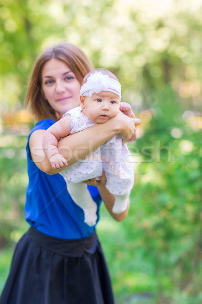 Frumos mamă copil în aer liber în aer liber natură Imagine de stoc © Len44ik