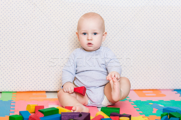 Sevimli küçük bebek oynama renkli oyuncaklar Stok fotoğraf © Len44ik