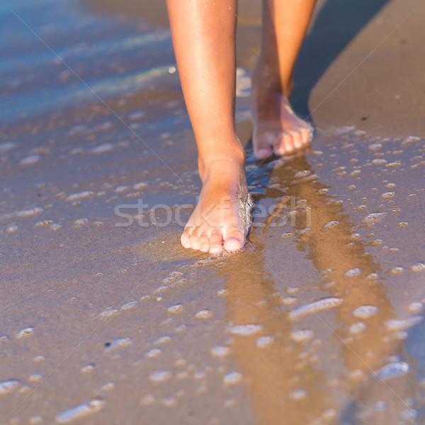 Dziecko spaceru bose stopy wody kobieta wygaśnięcia Zdjęcia stock © Len44ik