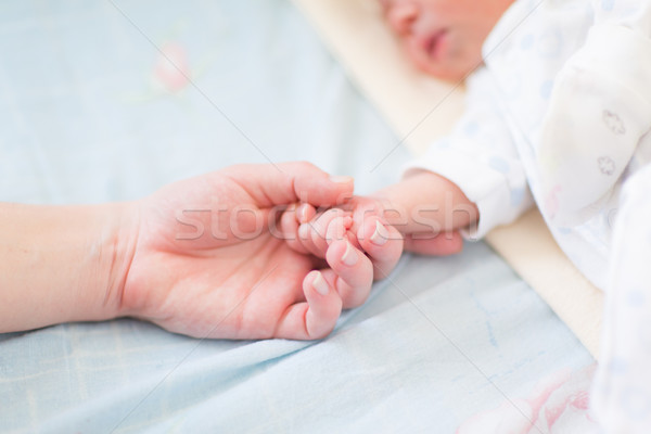Mutter halten Hand neue geboren Baby Stock foto © Len44ik