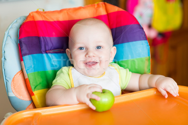 çok güzel bebek yeme elma yüksek sandalye Stok fotoğraf © Len44ik