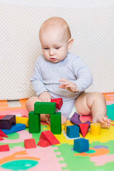 Cute weinig baby spelen kleurrijk speelgoed Stockfoto © Len44ik