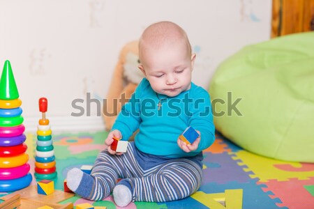 Cute weinig baby spelen kleurrijk speelgoed Stockfoto © Len44ik