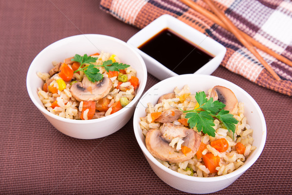 Rijst groenten champignons sojasaus geserveerd voedsel Stockfoto © Len44ik