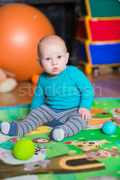 Cute weinig baby spelen kleurrijk speelgoed Stockfoto © Len44ik