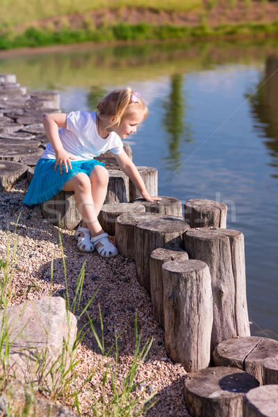 Stockfoto: Cute · meisje · vergadering · meer · zomertijd · natuur