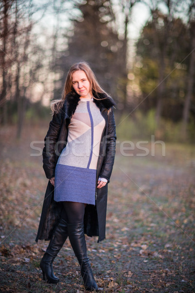 Piękna kobieta spaceru zewnątrz jesienią parku kobieta Zdjęcia stock © Len44ik