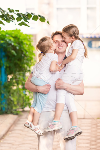 Glücklich jungen Vater halten Kinder Freien Stock foto © Len44ik