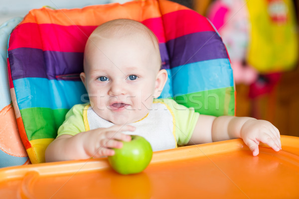 Foto stock: Adorable · bebé · comer · manzana · alto · silla