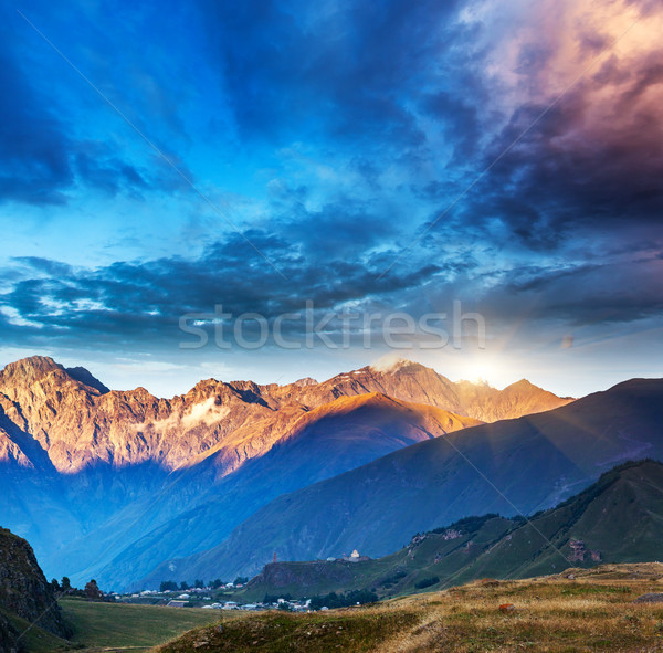 Berg landschap majestueus zonsondergang bergen dramatisch Stockfoto © Leonidtit