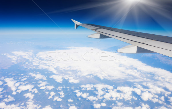 Stockfoto: Vliegtuig · vleugel · vliegen · boven · wolken · hemel