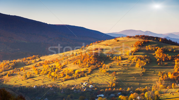 Toamnă dimineaţă munte peisaj colorat Imagine de stoc © Leonidtit