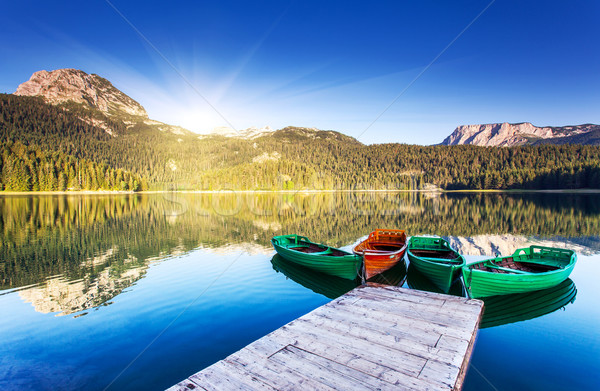 See Reflexion Wasser Berg Boote schwarz Stock foto © Leonidtit