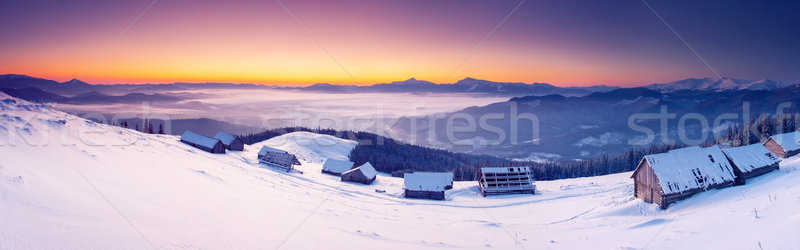 Iarnă fantastic dimineaţă munte peisaj colorat Imagine de stoc © Leonidtit