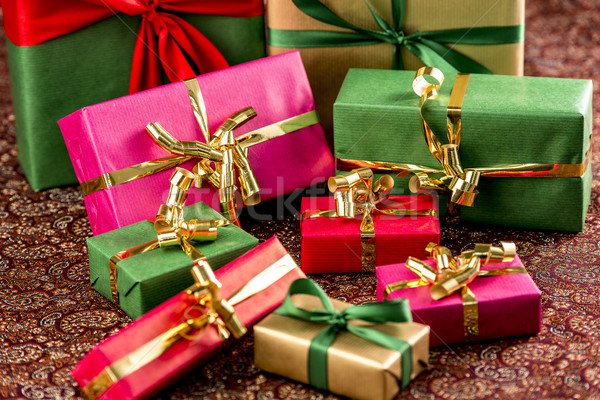 Dokuz hediyeler hediye kutuları yaylar altın Stok fotoğraf © leowolfert