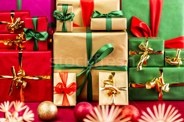 [[stock_photo]]: Trois · noël · cadeaux · rouge · or · vert