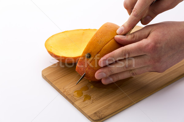 Mango geschnitten zweiten Abteilung Fruchtsaft heraus Stock foto © leowolfert
