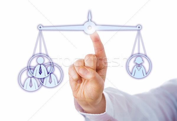 Balancing een vrouwelijke drie mannelijke werknemers Stockfoto © leowolfert