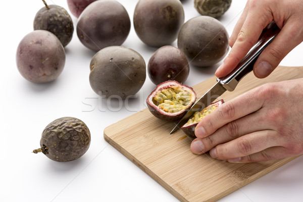 Cuţit pasiune fruct mâini bucătărie Imagine de stoc © leowolfert