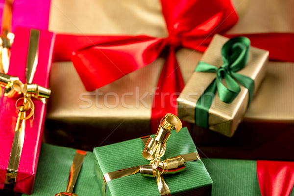 Wenig golden herum grünen Geschenk Stock foto © leowolfert
