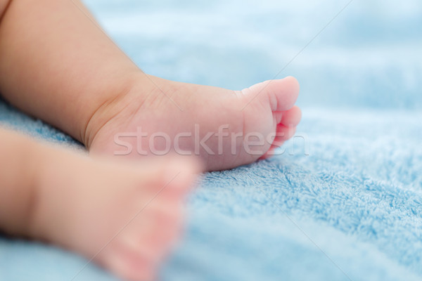 [[stock_photo]]: Bébé · pieds · corps · lit · soins · babe
