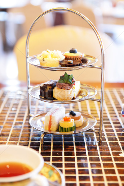 Délutáni tea esküvő kert torta étterem tányér Stock fotó © leungchopan