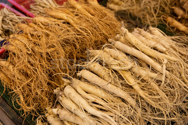 Fraîches ginseng alimentaire marché Asie contenant Photo stock © leungchopan