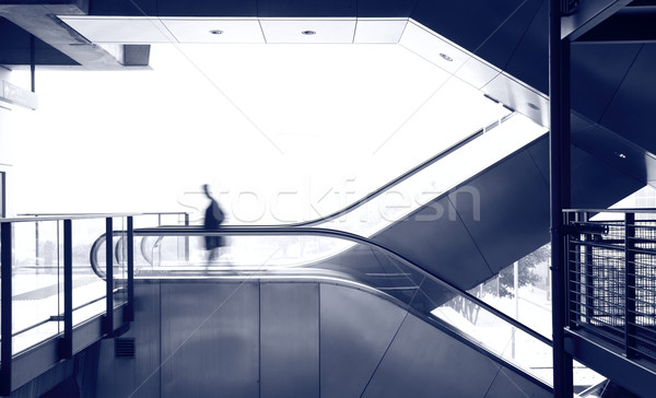 Geschäftsmann bewegen Rolltreppe blau Büro städtischen Stock foto © leungchopan