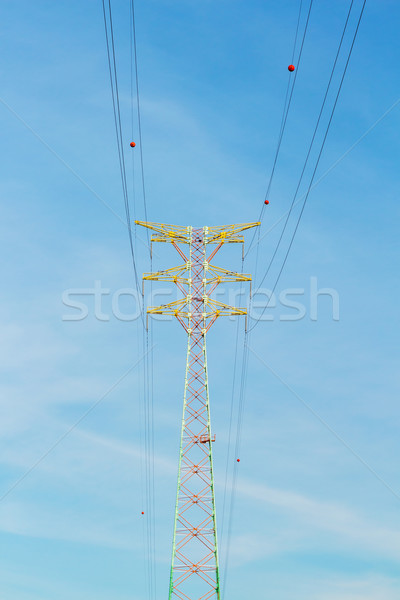 Putere distribuire turn cablu metal reţea Imagine de stoc © leungchopan