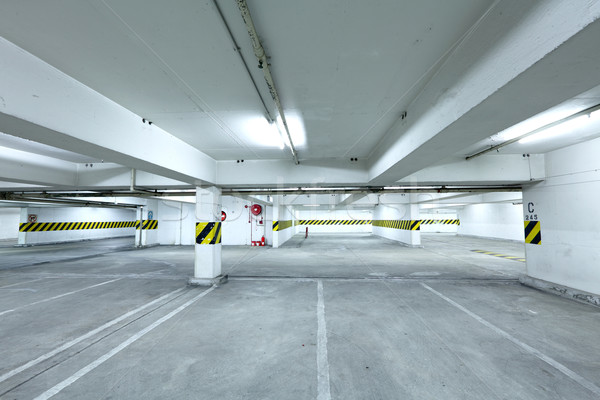 Parcare garaj maşină spaţiu roşu interior Imagine de stoc © leungchopan