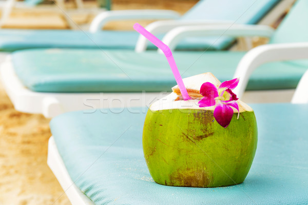 Nucă de cocos potabilă paie plajă bancă natură Imagine de stoc © leungchopan
