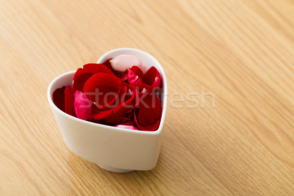 Rosa petalo cuore ciotola amore regalo Foto d'archivio © leungchopan